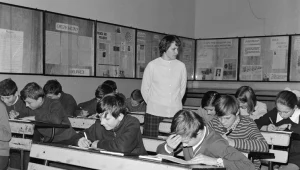 Szkoła Podstawowa w Dębe. Nauczycielka prowadzi lekcję. Zdjęcie z 1972 roku