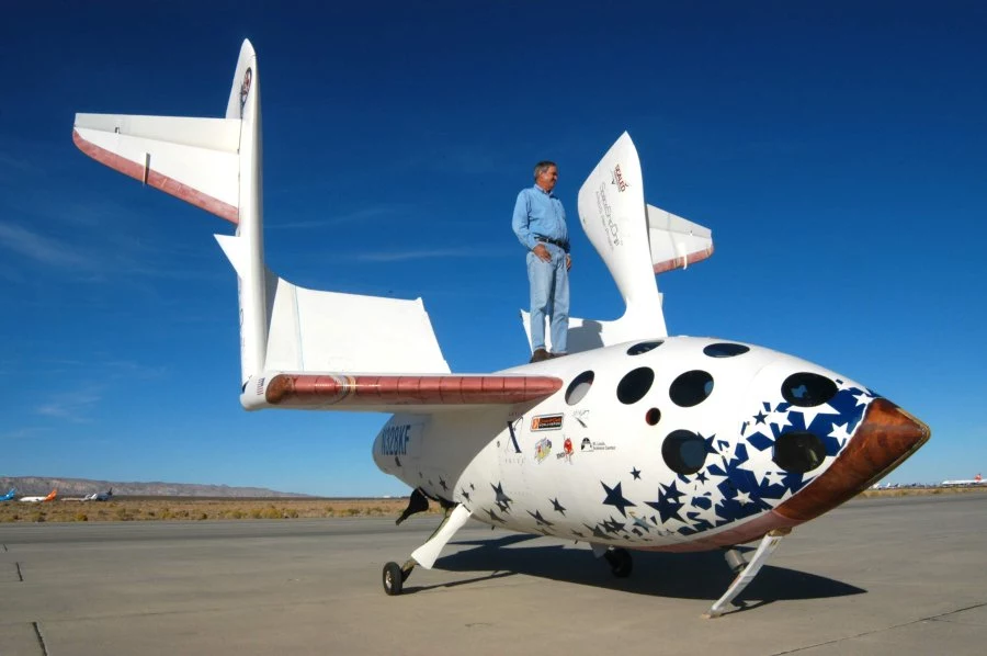 Burt Rutan na SpaceShipOne - zdjęcie z 2004 roku. Źródło: Scaled Composites