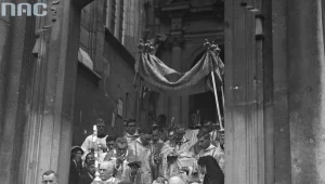 Uroczystość Bożego Ciała w Krakowie w 1936 roku. Fragment procesji wychodzącej z Kaplicy Zygmuntowskiej na Wawelu. Metropolita krakowski ks. arcybiskup Adam Sapieha pod baldachimem z monstrancją w ręku 