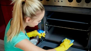 Rozłóż obierki na blaszce i włóż do piekarnika. Wystarczy 30 minut by zalśnił czystością