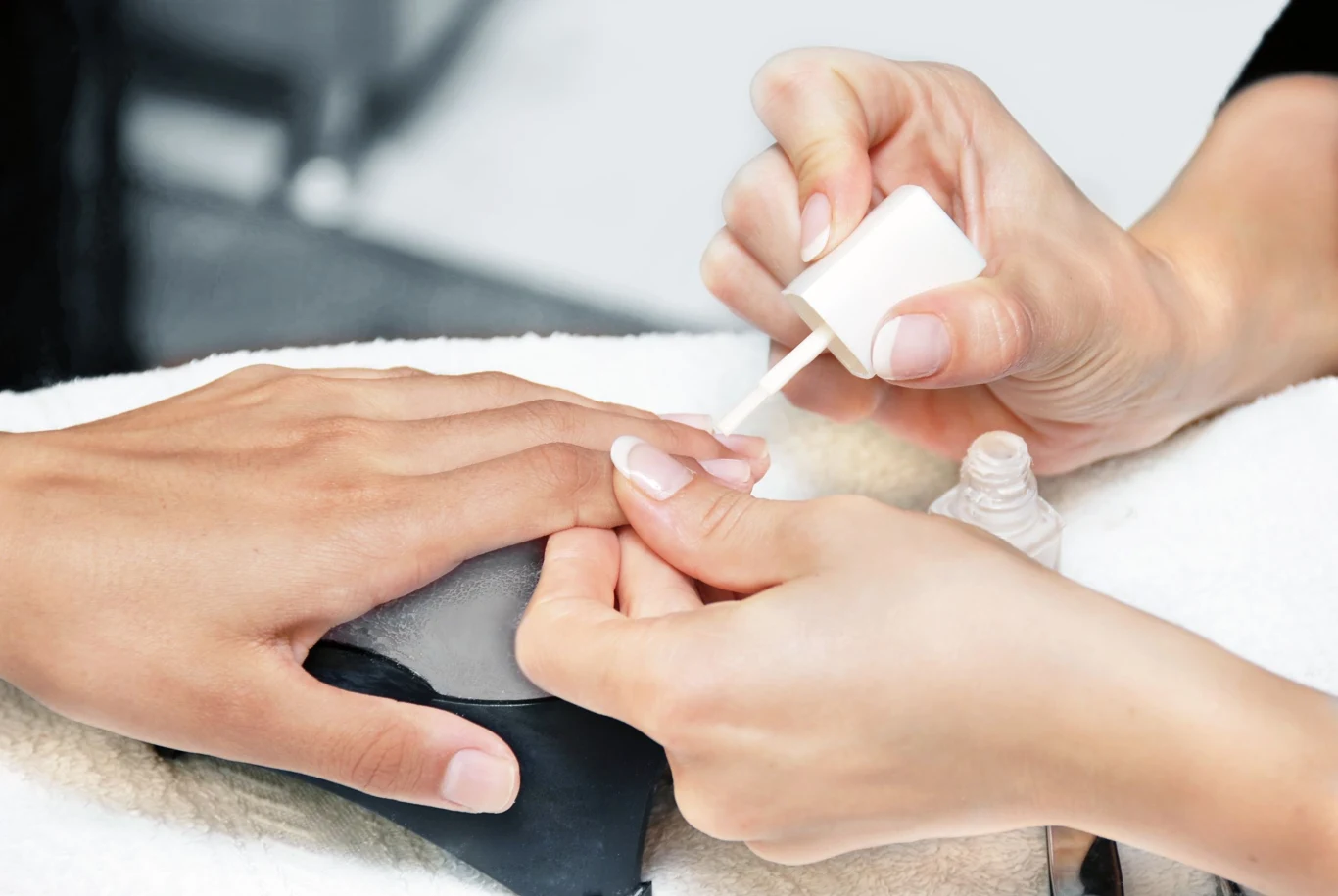 W zadbaniu o paznokcie pomoże manicure pielęgnacyjny, który wykonuje się między innymi za pomocą odżywek bogatych w cenne witaminy i minerały. W zadbaniu o paznokcie pomoże manicure pielęgnacyjny, który wykonuje się między innymi za pomocą odżywek bogatych w cenne witaminy i minerały.