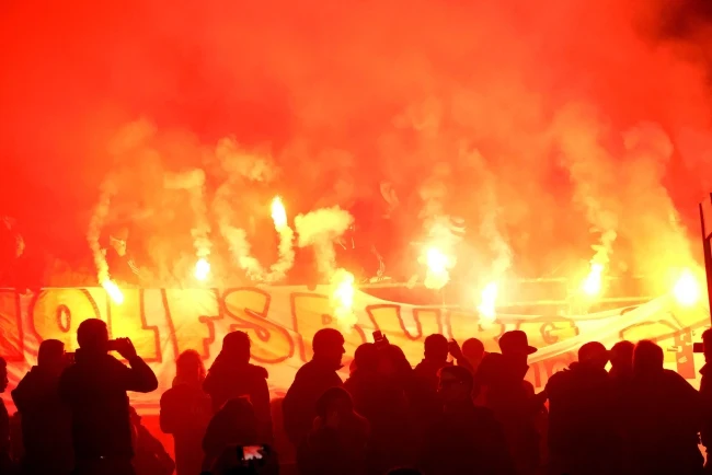 Race w sektorze fanów VfL Wolfsburg Race w sektorze fanów VfL Wolfsburg