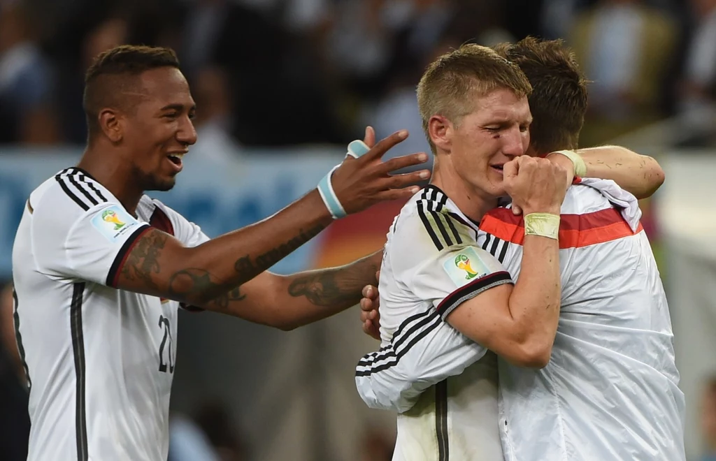 Jerome Boateng (z lewej) i Bastian Schweinsteiger (w środku) zmagają się z kontuzjami