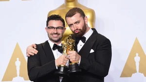 Jimmy Napes i Sam Smith ze statuetkami Oscara za piosenkę do "Spectre"