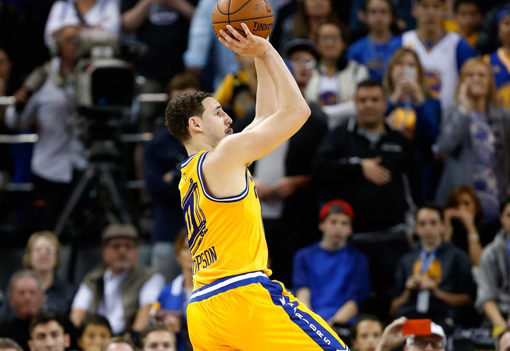 Klay Thompson rzuca na kosz Atlanta Hawks Klay Thompson rzuca na kosz Atlanta Hawks