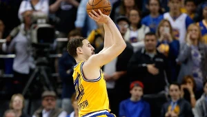 Klay Thompson rzuca na kosz Atlanta Hawks