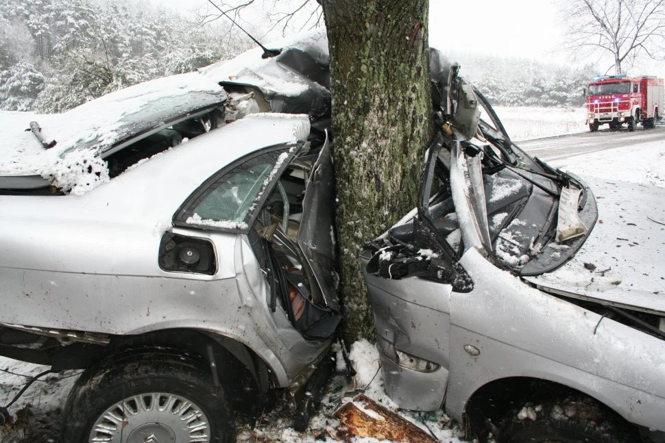 Citroen C5 bokiem uderzył w drzewo