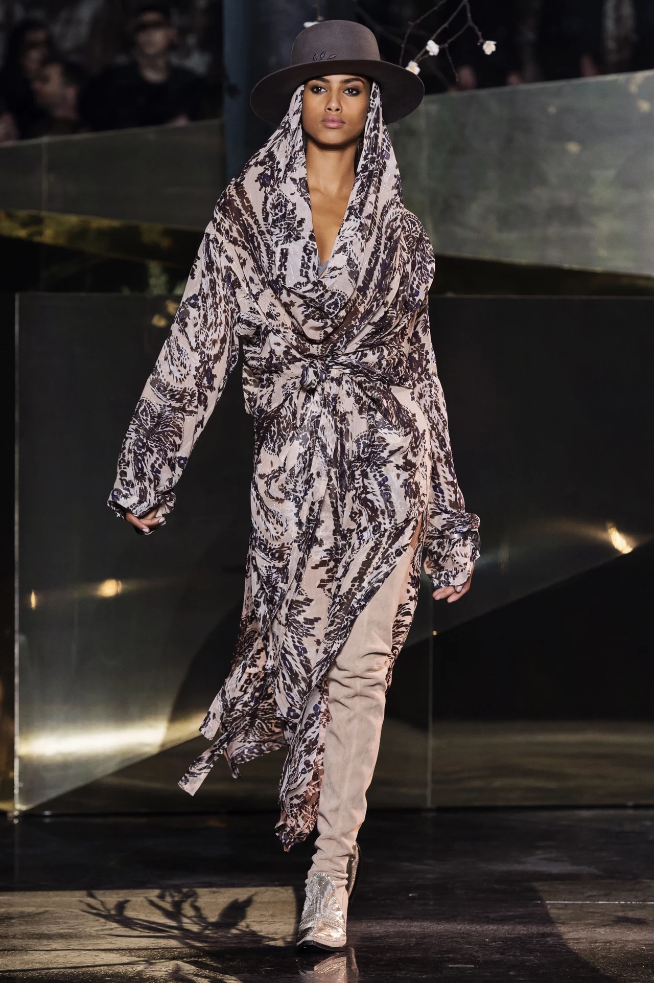 H&M Studio jest kluczową, sezonową kolekcją przygotowywaną przez specjalny zespół firmy H&M. Obecna limitowana kolekcja będzie dostępna od 8 września w 200 sklepach H&M i online H&M Studio jest kluczową, sezonową kolekcją przygotowywaną przez specjalny zespół firmy H&M. Obecna limitowana kolekcja będzie dostępna od 8 września w 200 sklepach H&M i online