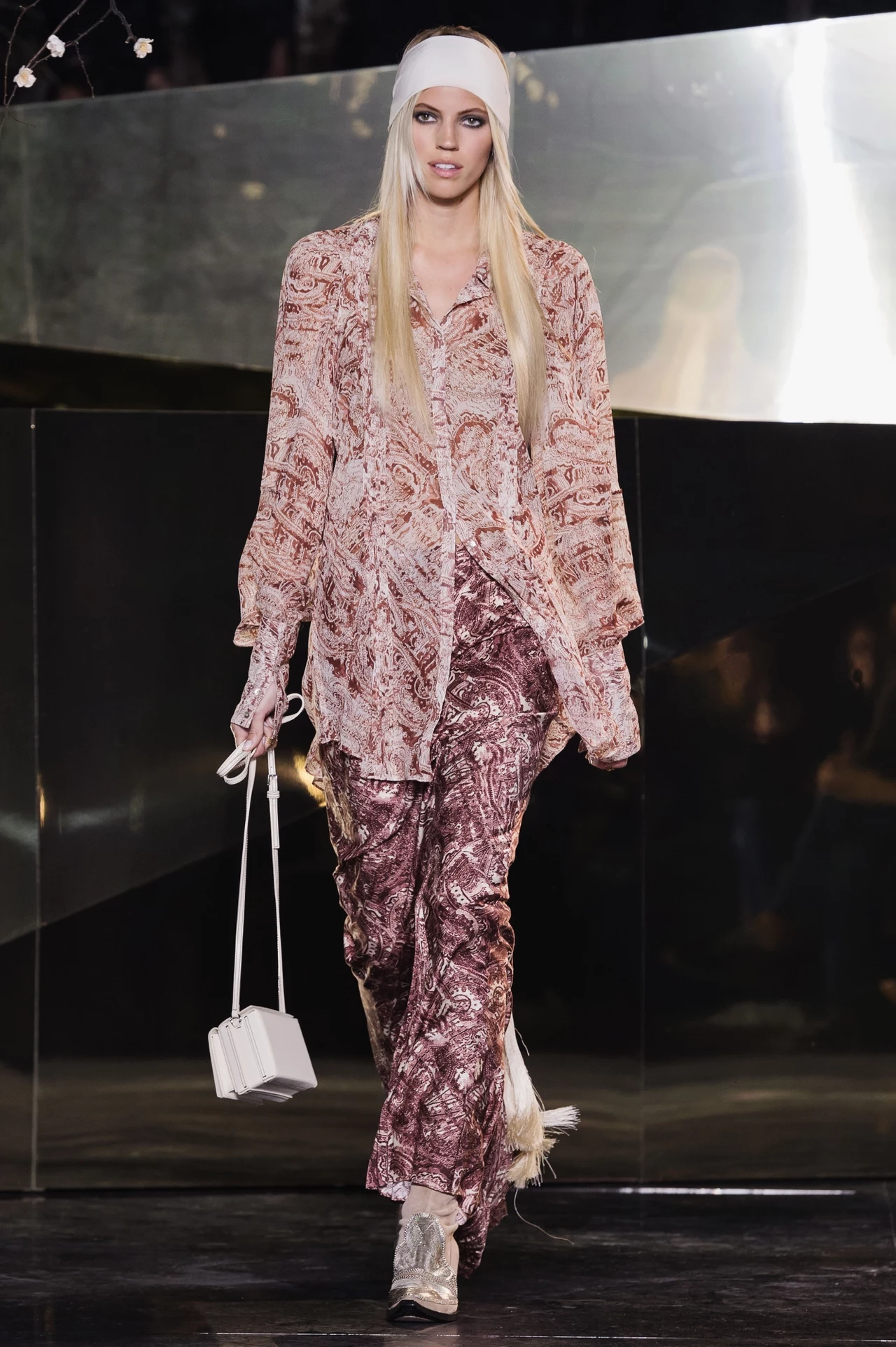 H&M Studio jest kluczową, sezonową kolekcją przygotowywaną przez specjalny zespół firmy H&M. Obecna limitowana kolekcja będzie dostępna od 8 września w 200 sklepach H&M i online H&M Studio jest kluczową, sezonową kolekcją przygotowywaną przez specjalny zespół firmy H&M. Obecna limitowana kolekcja będzie dostępna od 8 września w 200 sklepach H&M i online