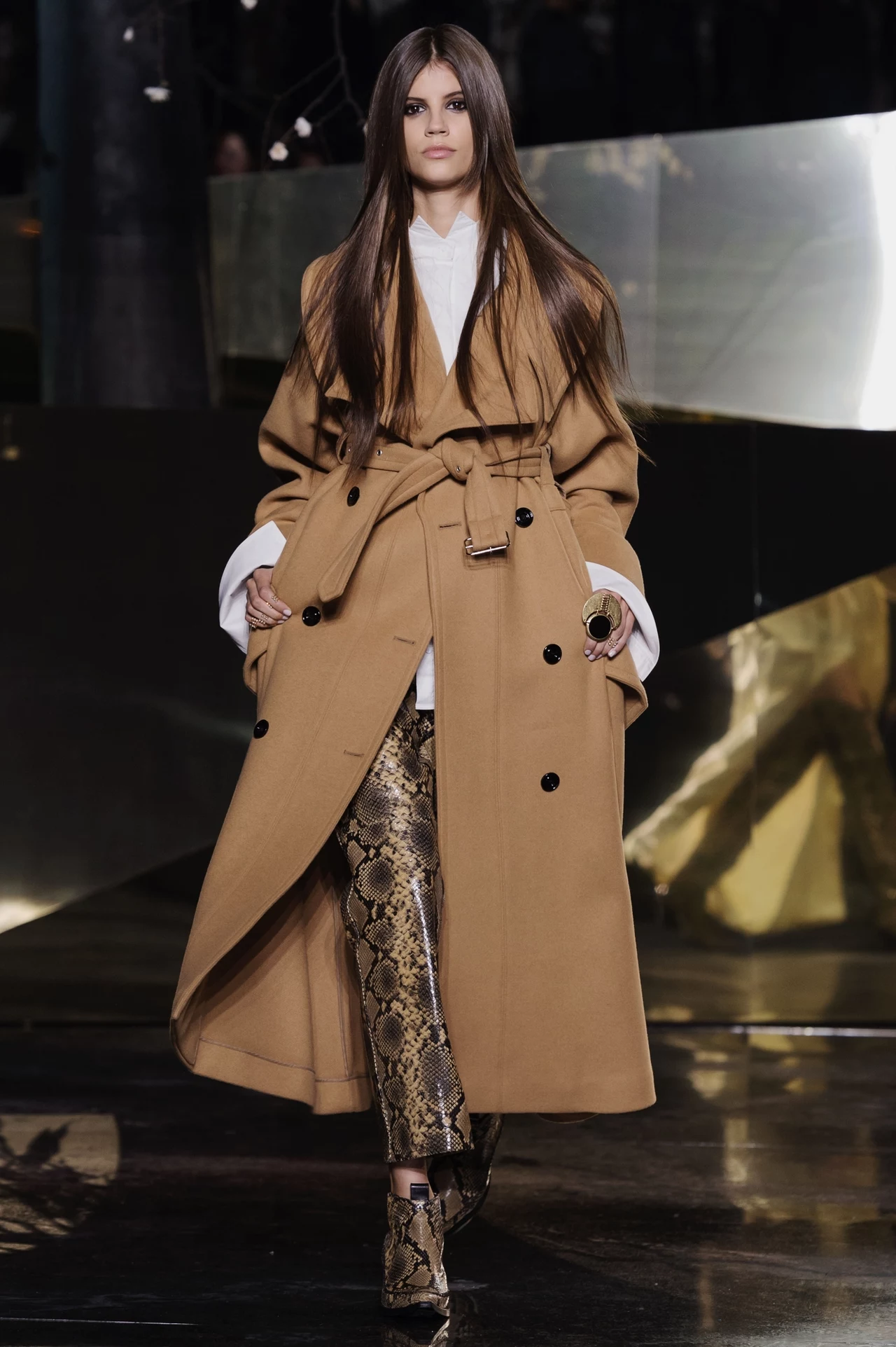 H&M Studio jest kluczową, sezonową kolekcją przygotowywaną przez specjalny zespół firmy H&M. Obecna limitowana kolekcja będzie dostępna od 8 września w 200 sklepach H&M i online H&M Studio jest kluczową, sezonową kolekcją przygotowywaną przez specjalny zespół firmy H&M. Obecna limitowana kolekcja będzie dostępna od 8 września w 200 sklepach H&M i online