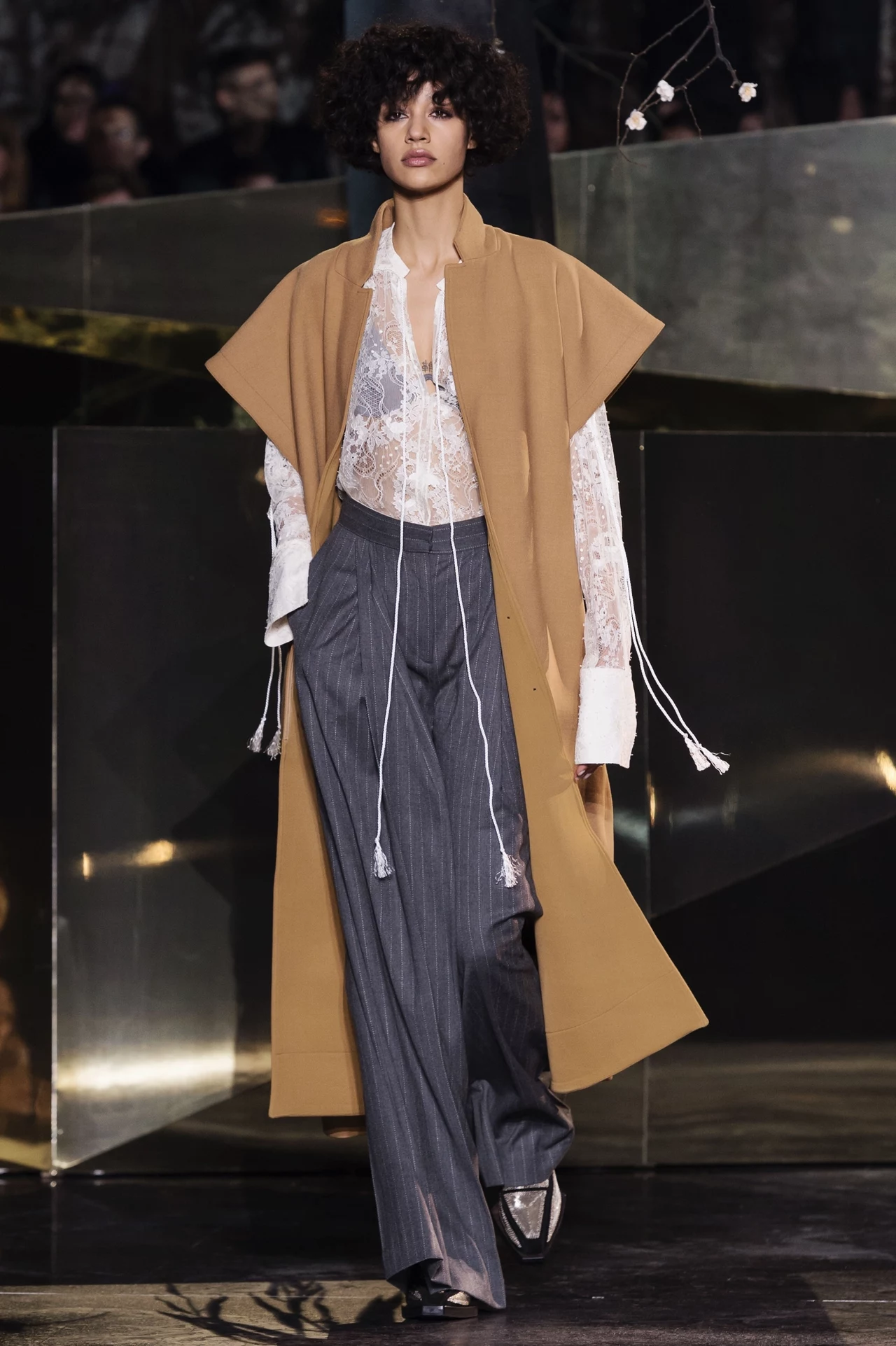 H&M Studio jest kluczową, sezonową kolekcją przygotowywaną przez specjalny zespół firmy H&M. Obecna limitowana kolekcja będzie dostępna od 8 września w 200 sklepach H&M i online H&M Studio jest kluczową, sezonową kolekcją przygotowywaną przez specjalny zespół firmy H&M. Obecna limitowana kolekcja będzie dostępna od 8 września w 200 sklepach H&M i online