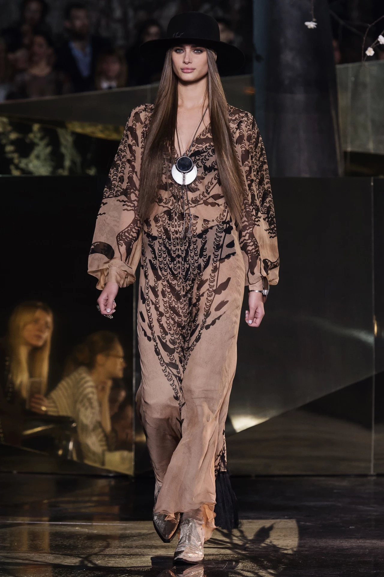 H&M Studio jest kluczową, sezonową kolekcją przygotowywaną przez specjalny zespół firmy H&M. Obecna limitowana kolekcja będzie dostępna od 8 września w 200 sklepach H&M i online H&M Studio jest kluczową, sezonową kolekcją przygotowywaną przez specjalny zespół firmy H&M. Obecna limitowana kolekcja będzie dostępna od 8 września w 200 sklepach H&M i online