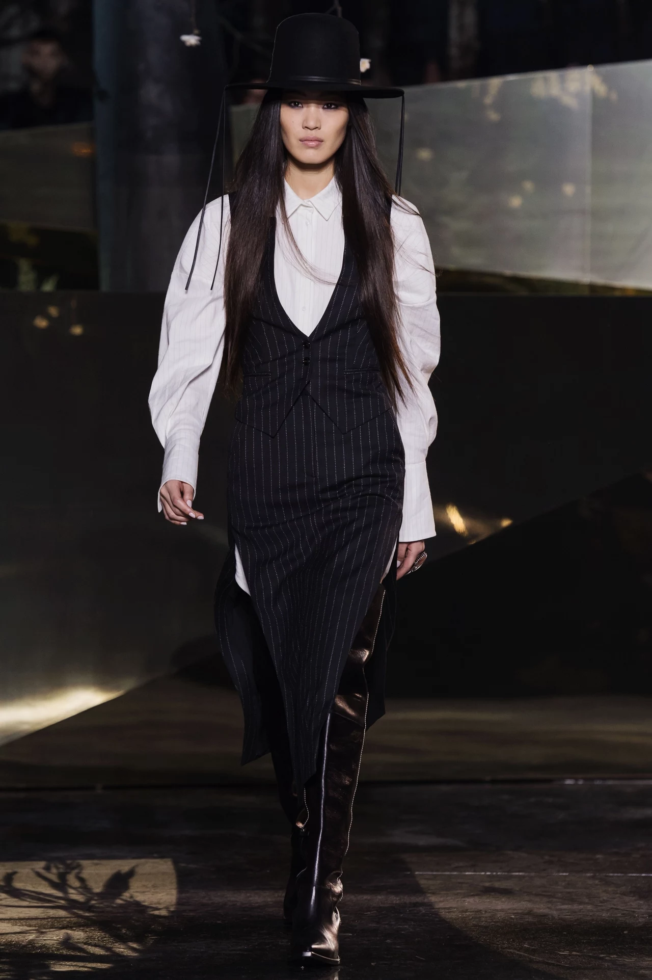 H&M Studio jest kluczową, sezonową kolekcją przygotowywaną przez specjalny zespół firmy H&M. Obecna limitowana kolekcja będzie dostępna od 8 września w 200 sklepach H&M i online H&M Studio jest kluczową, sezonową kolekcją przygotowywaną przez specjalny zespół firmy H&M. Obecna limitowana kolekcja będzie dostępna od 8 września w 200 sklepach H&M i online