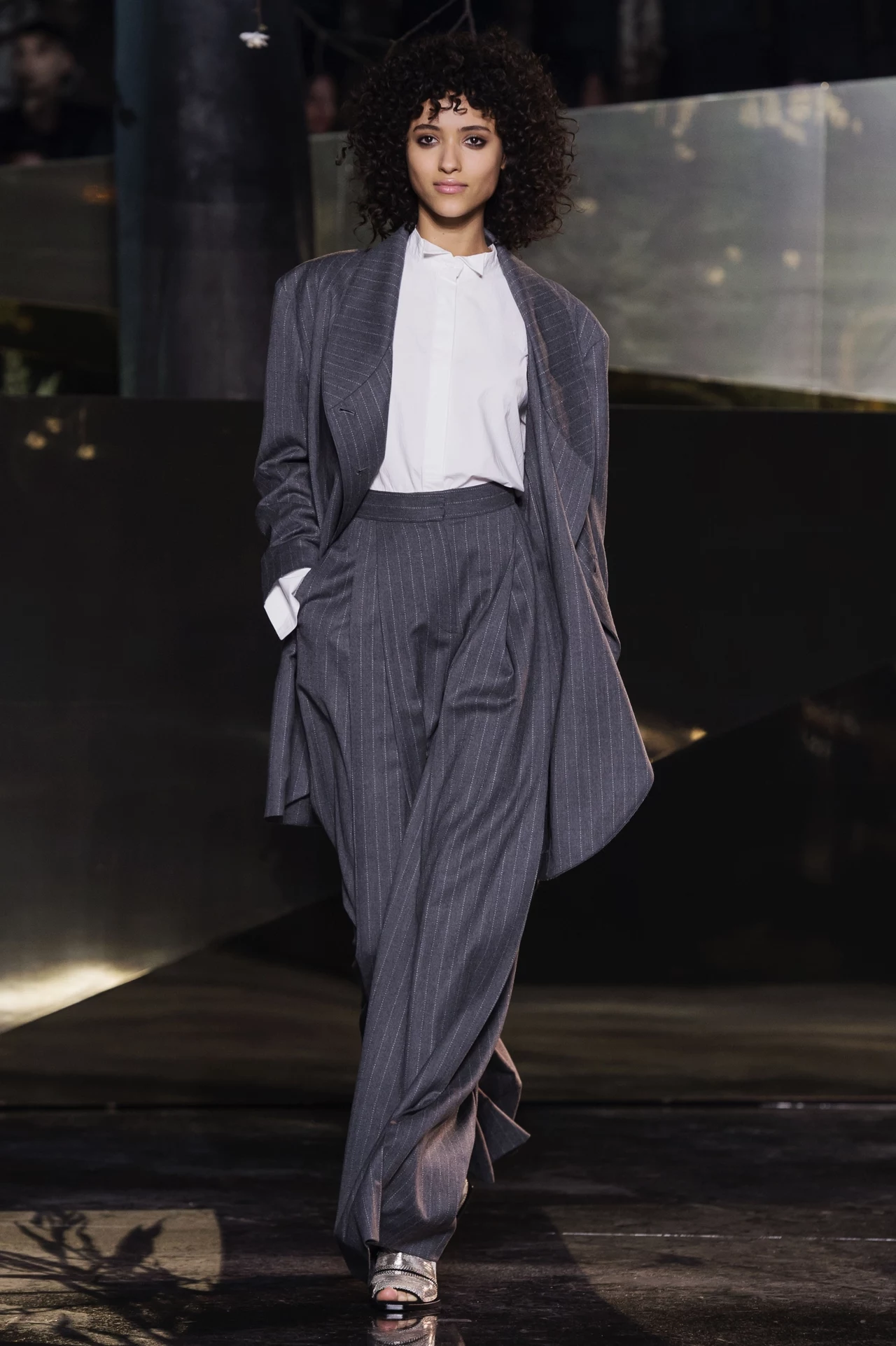 H&M Studio jest kluczową, sezonową kolekcją przygotowywaną przez specjalny zespół firmy H&M. Obecna limitowana kolekcja będzie dostępna od 8 września w 200 sklepach H&M i online H&M Studio jest kluczową, sezonową kolekcją przygotowywaną przez specjalny zespół firmy H&M. Obecna limitowana kolekcja będzie dostępna od 8 września w 200 sklepach H&M i online