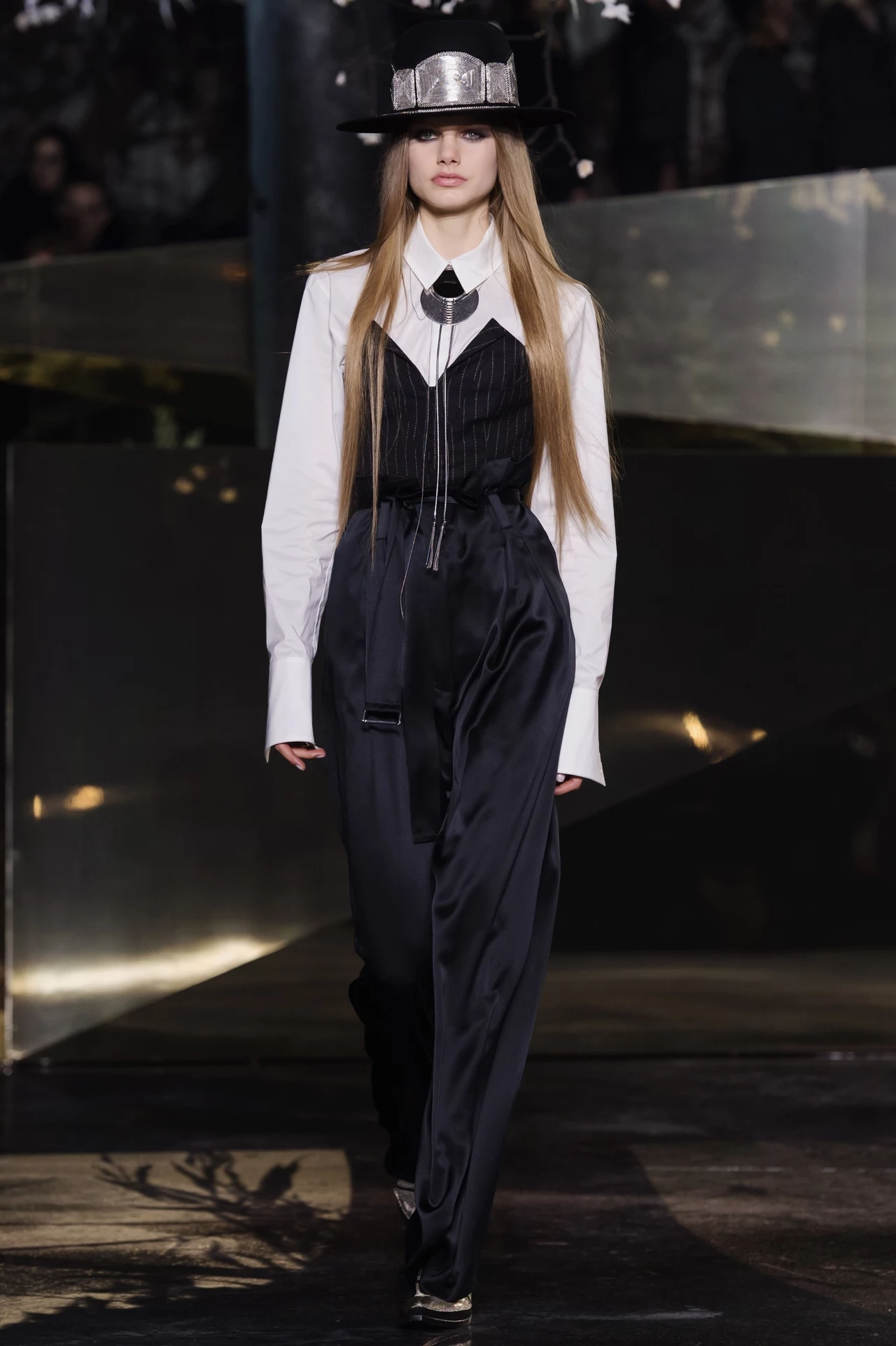 H&M Studio jest kluczową, sezonową kolekcją przygotowywaną przez specjalny zespół firmy H&M. Obecna limitowana kolekcja będzie dostępna od 8 września w 200 sklepach H&M i online H&M Studio jest kluczową, sezonową kolekcją przygotowywaną przez specjalny zespół firmy H&M. Obecna limitowana kolekcja będzie dostępna od 8 września w 200 sklepach H&M i online