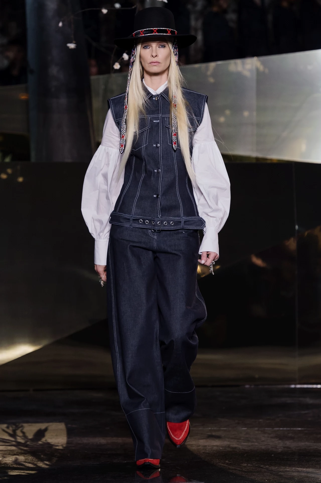 H&M Studio jest kluczową, sezonową kolekcją przygotowywaną przez specjalny zespół firmy H&M. Obecna limitowana kolekcja będzie dostępna od 8 września w 200 sklepach H&M i online H&M Studio jest kluczową, sezonową kolekcją przygotowywaną przez specjalny zespół firmy H&M. Obecna limitowana kolekcja będzie dostępna od 8 września w 200 sklepach H&M i online