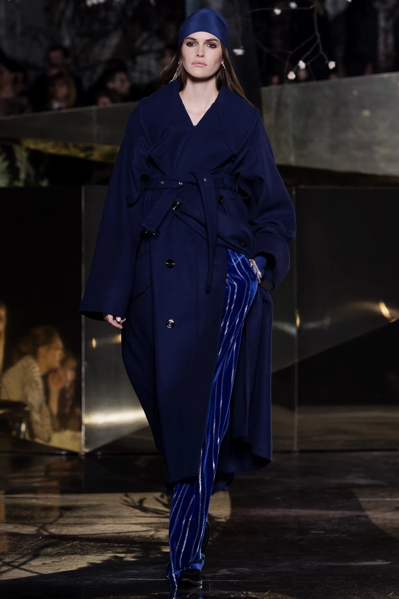 H&M Studio jest kluczową, sezonową kolekcją przygotowywaną przez specjalny zespół firmy H&M. Obecna limitowana kolekcja będzie dostępna od 8 września w 200 sklepach H&M i online H&M Studio jest kluczową, sezonową kolekcją przygotowywaną przez specjalny zespół firmy H&M. Obecna limitowana kolekcja będzie dostępna od 8 września w 200 sklepach H&M i online
