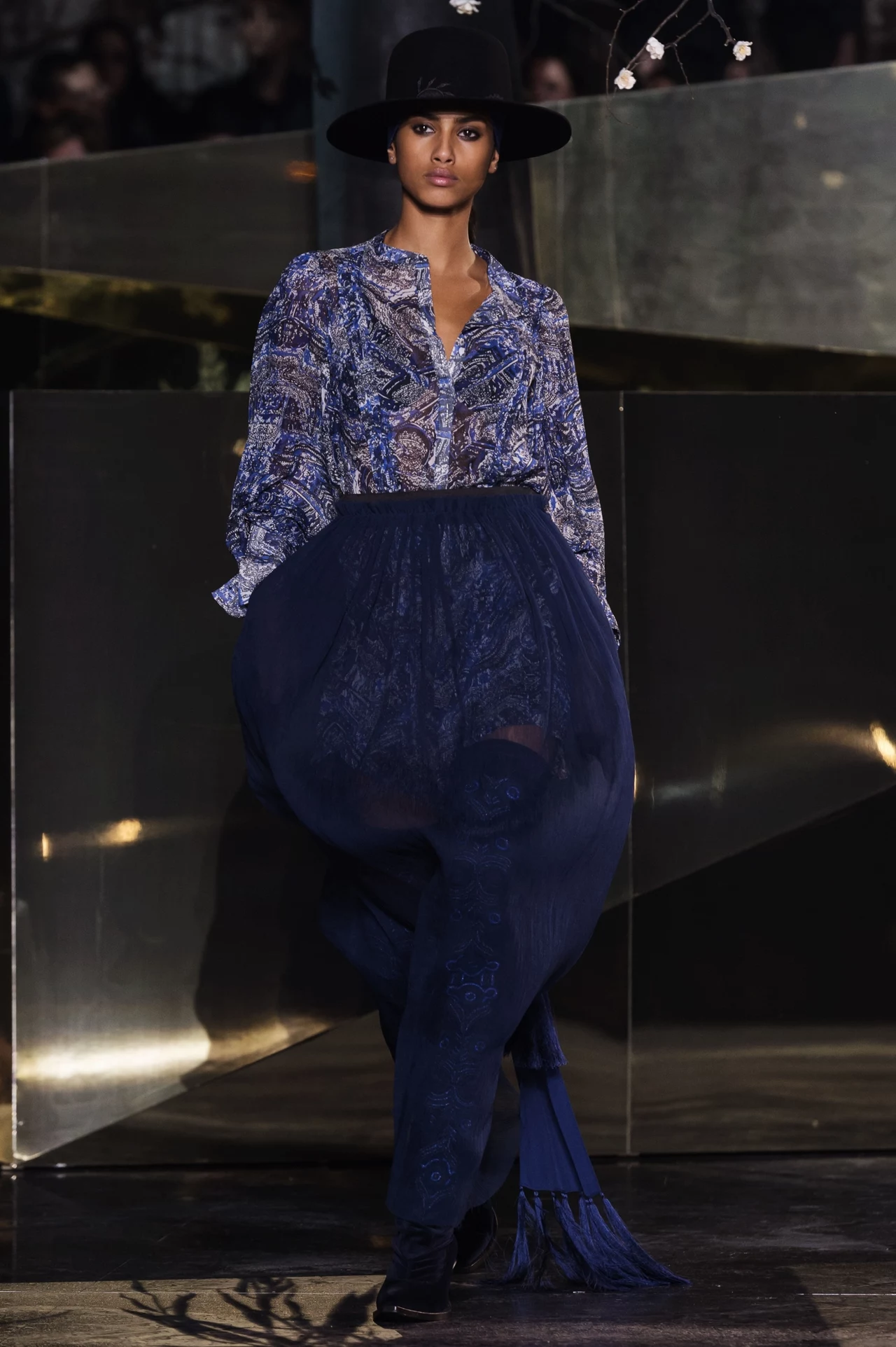 H&M Studio jest kluczową, sezonową kolekcją przygotowywaną przez specjalny zespół firmy H&M. Obecna limitowana kolekcja będzie dostępna od 8 września w 200 sklepach H&M i online H&M Studio jest kluczową, sezonową kolekcją przygotowywaną przez specjalny zespół firmy H&M. Obecna limitowana kolekcja będzie dostępna od 8 września w 200 sklepach H&M i online