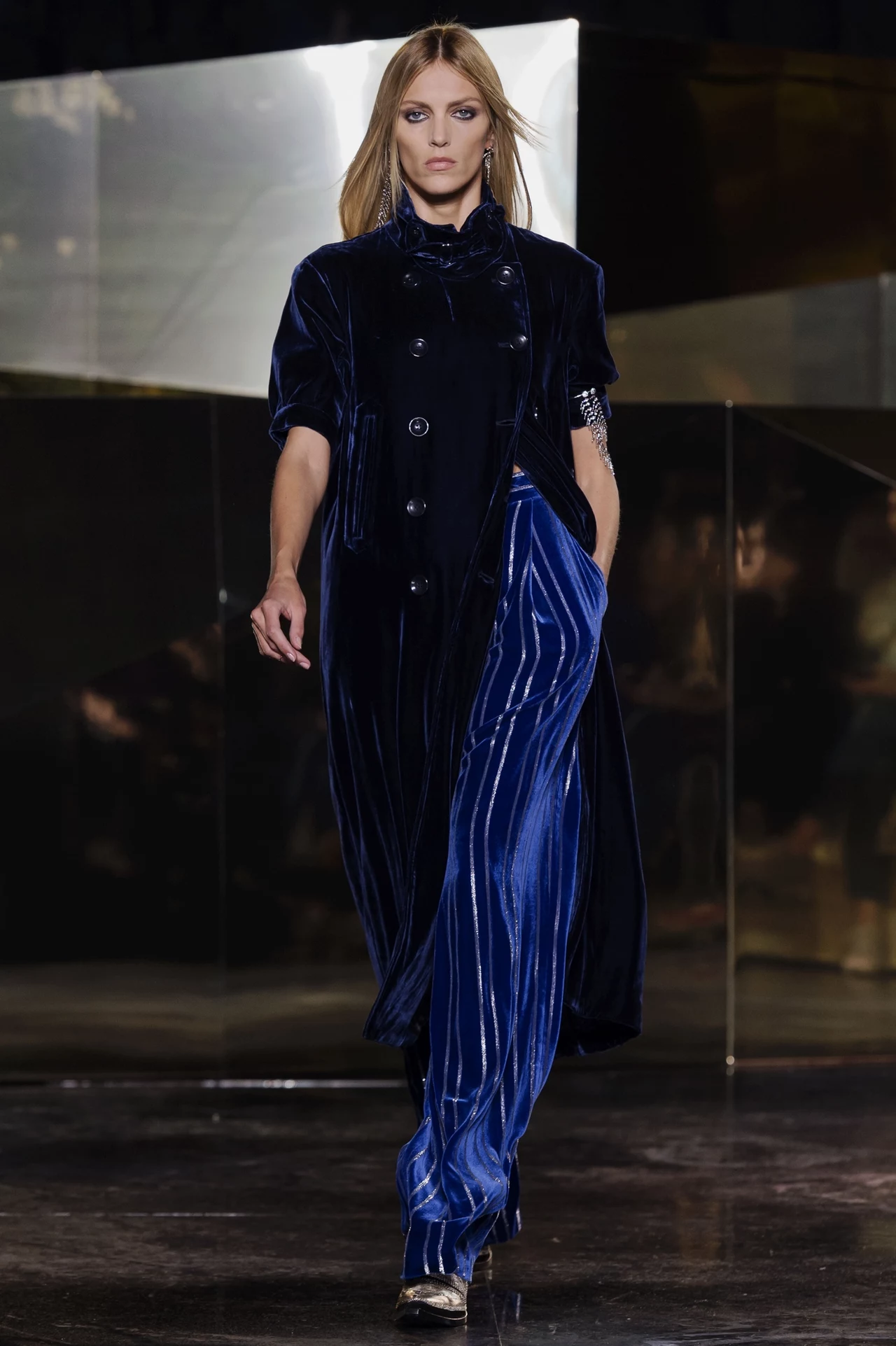 H&M Studio jest kluczową, sezonową kolekcją przygotowywaną przez specjalny zespół firmy H&M. Obecna limitowana kolekcja będzie dostępna od 8 września w 200 sklepach H&M i online H&M Studio jest kluczową, sezonową kolekcją przygotowywaną przez specjalny zespół firmy H&M. Obecna limitowana kolekcja będzie dostępna od 8 września w 200 sklepach H&M i online