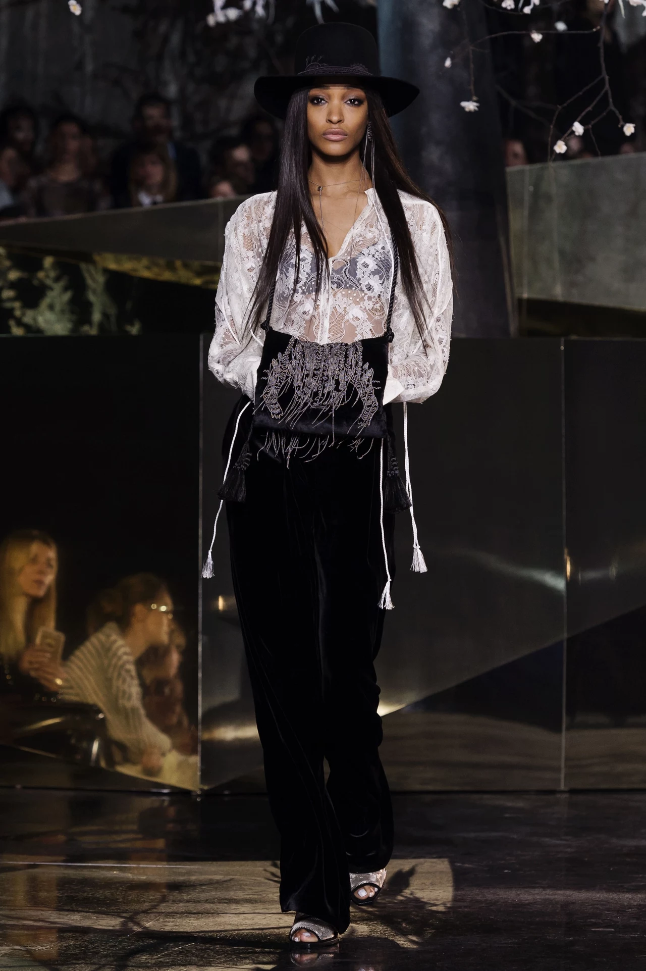 H&M Studio jest kluczową, sezonową kolekcją przygotowywaną przez specjalny zespół firmy H&M. Obecna limitowana kolekcja będzie dostępna od 8 września w 200 sklepach H&M i online H&M Studio jest kluczową, sezonową kolekcją przygotowywaną przez specjalny zespół firmy H&M. Obecna limitowana kolekcja będzie dostępna od 8 września w 200 sklepach H&M i online