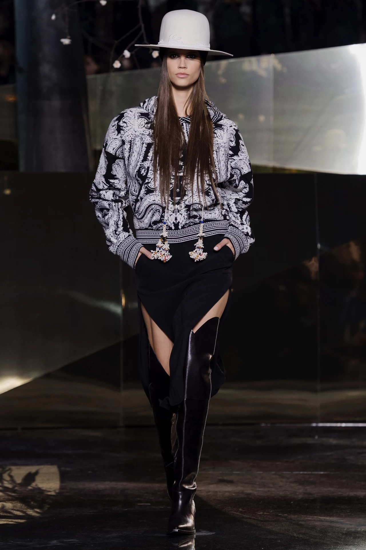 H&M Studio jest kluczową, sezonową kolekcją przygotowywaną przez specjalny zespół firmy H&M. Obecna limitowana kolekcja będzie dostępna od 8 września w 200 sklepach H&M i online H&M Studio jest kluczową, sezonową kolekcją przygotowywaną przez specjalny zespół firmy H&M. Obecna limitowana kolekcja będzie dostępna od 8 września w 200 sklepach H&M i online
