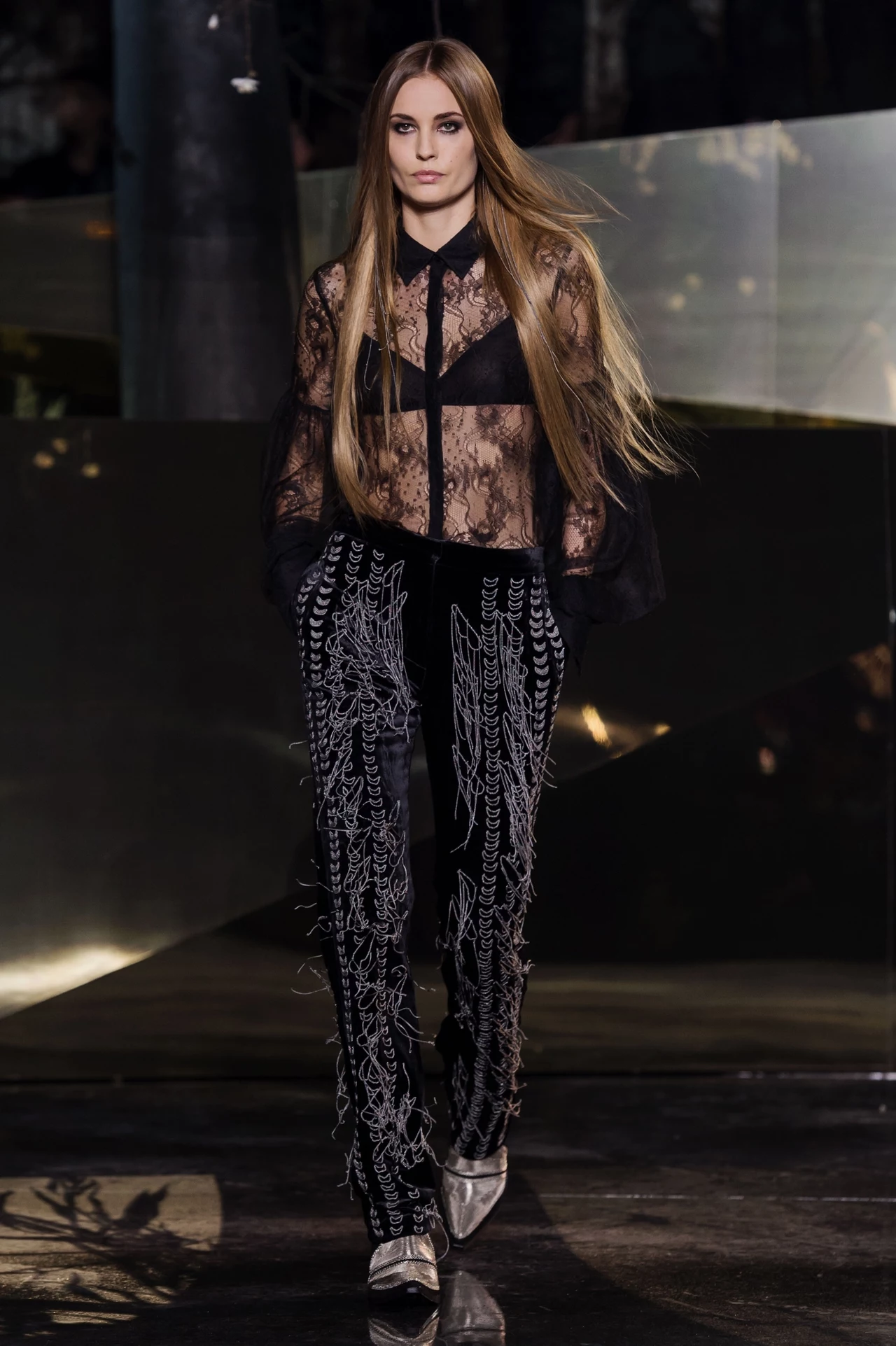H&M Studio jest kluczową, sezonową kolekcją przygotowywaną przez specjalny zespół firmy H&M. Obecna limitowana kolekcja będzie dostępna od 8 września w 200 sklepach H&M i online H&M Studio jest kluczową, sezonową kolekcją przygotowywaną przez specjalny zespół firmy H&M. Obecna limitowana kolekcja będzie dostępna od 8 września w 200 sklepach H&M i online