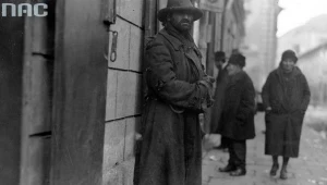 Bezrobotny mężczyzna na ulicy nierozpoznanego polskiego miasta