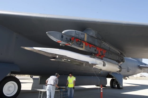 X-51A Waverider pod skrzydłem B-52H Stratofortress. Fot. Boeing