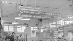 Propagandowe transparenty pod sufitem hali fabrycznej