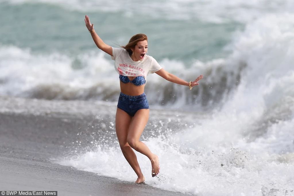 Bella Thorne podczas sesji na plaży Bella Thorne podczas sesji na plaży