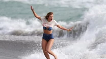 Bella Thorne podczas sesji na plaży 