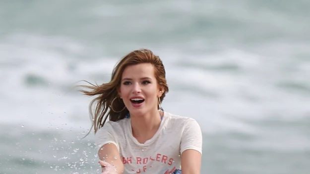 Bella Thorne podczas sesji na plaży 