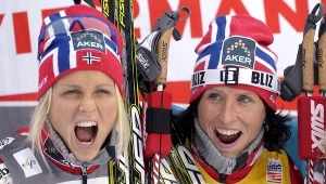 Therese Johaug (z lewej) i Marit Bjoergen