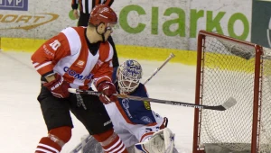 Bramkarz Ciarko PBS Bank STS Sanok Jason Missiaen (P) i Kacper Guzik (L) z Comarch Cracovii