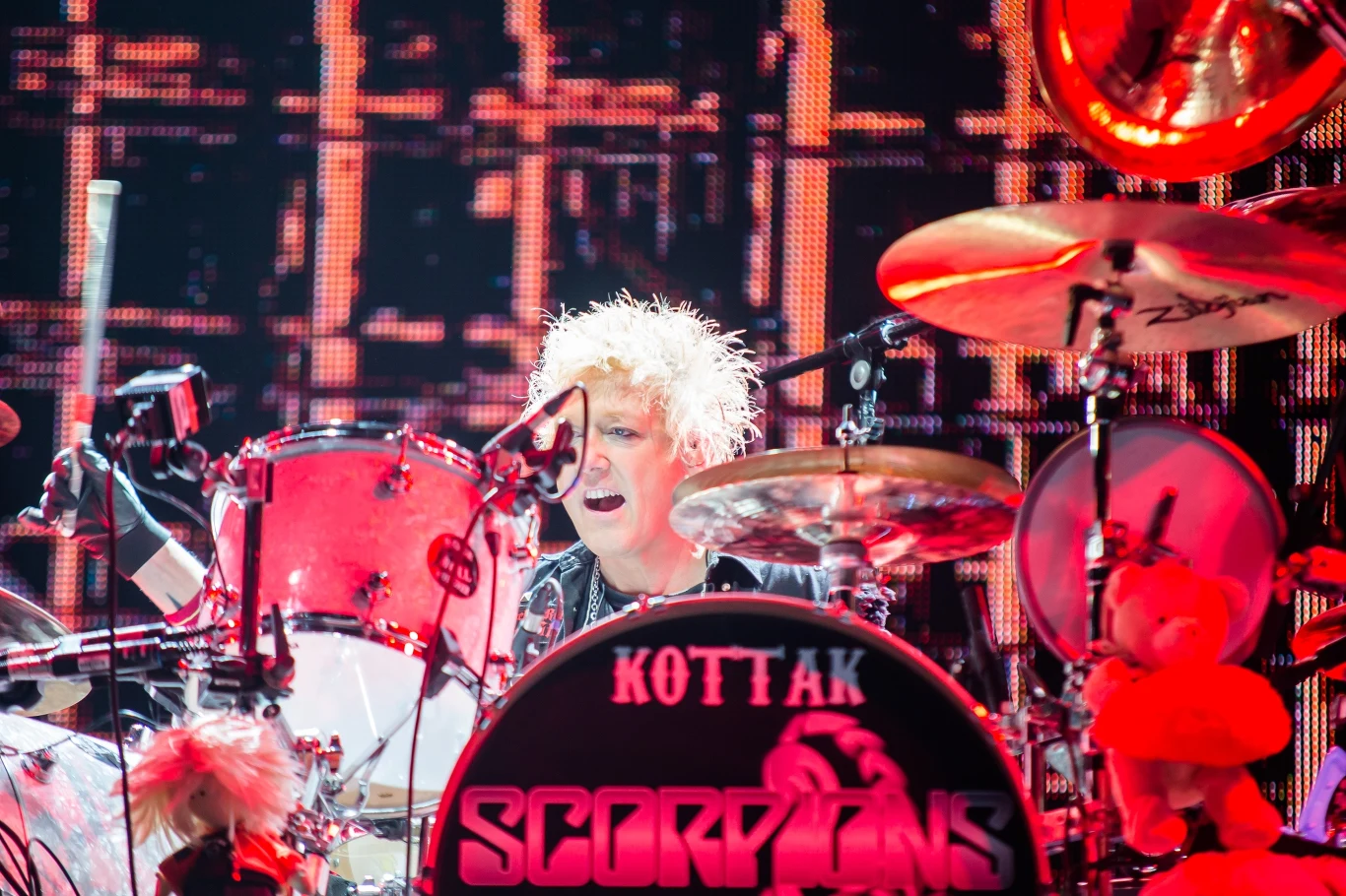 James Kottak za swoim zestawem perkusyjnym James Kottak za swoim zestawem perkusyjnym