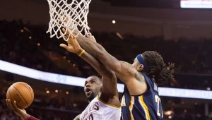 W akcji podkoszowej LeBrone James (z lewej) z Cleveland Cavaliers.
