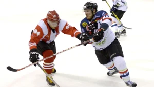 Zawodnik Ciarko PBS Bank STS Sanok Joni Tuominen (P) i Filip Drzewiecki (L) z Comarch Cracovii