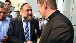 Ks. Paweł Rytel-Andrianik rzecznik Episkopatu Polski i Miachael Schurdrich naczelny rabin Polski podczas 73. rocznicy likwidacji warszawskiego getta 