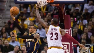 LeBron James (numer 23) w walce z Montą Ellisem