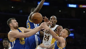 Stephen Curry (z prawej) i Andrew Bogut próbują zatrzymać Kobego Bryanta