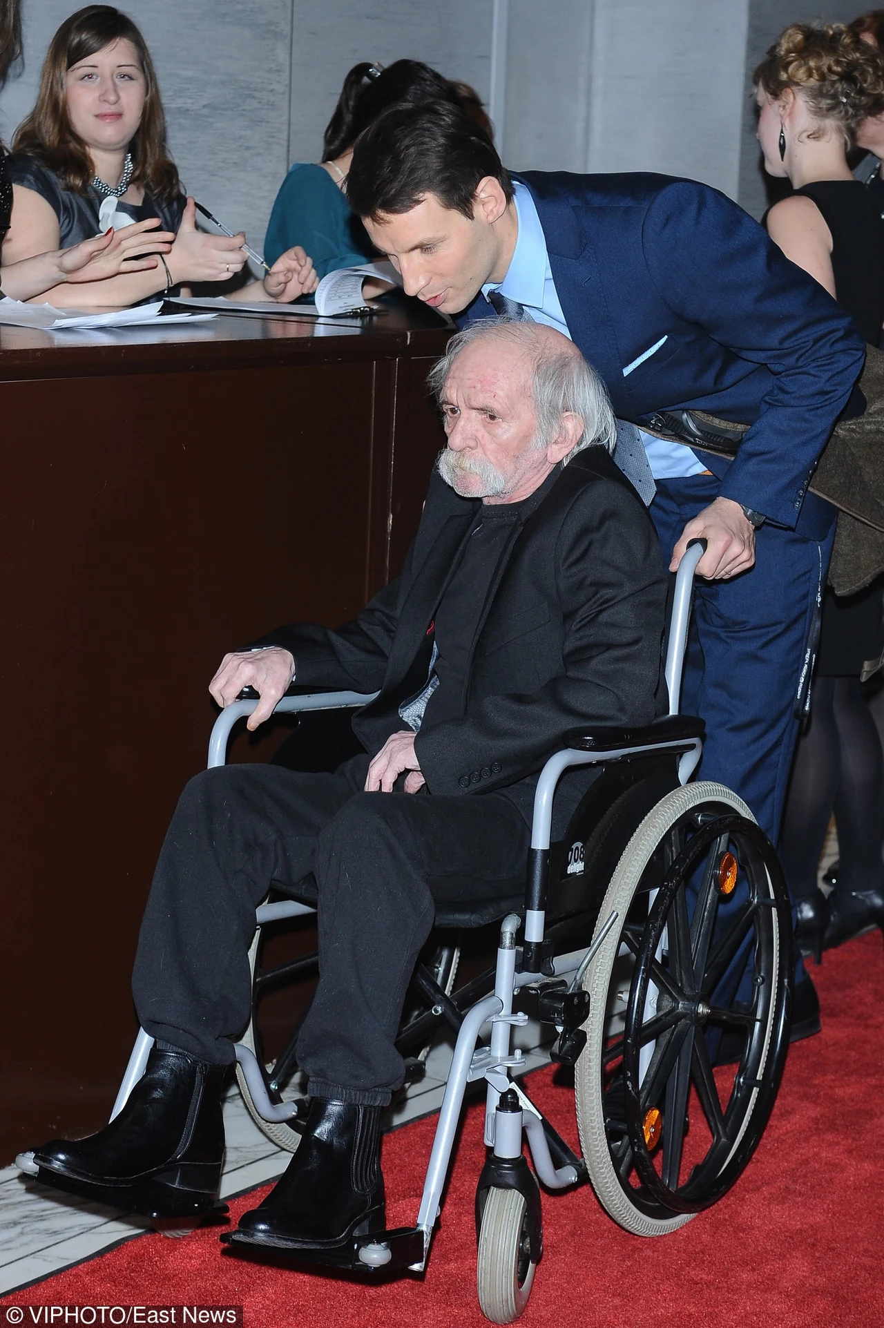 Bohdan Smoleń porusza się na wózku inwalidzkim