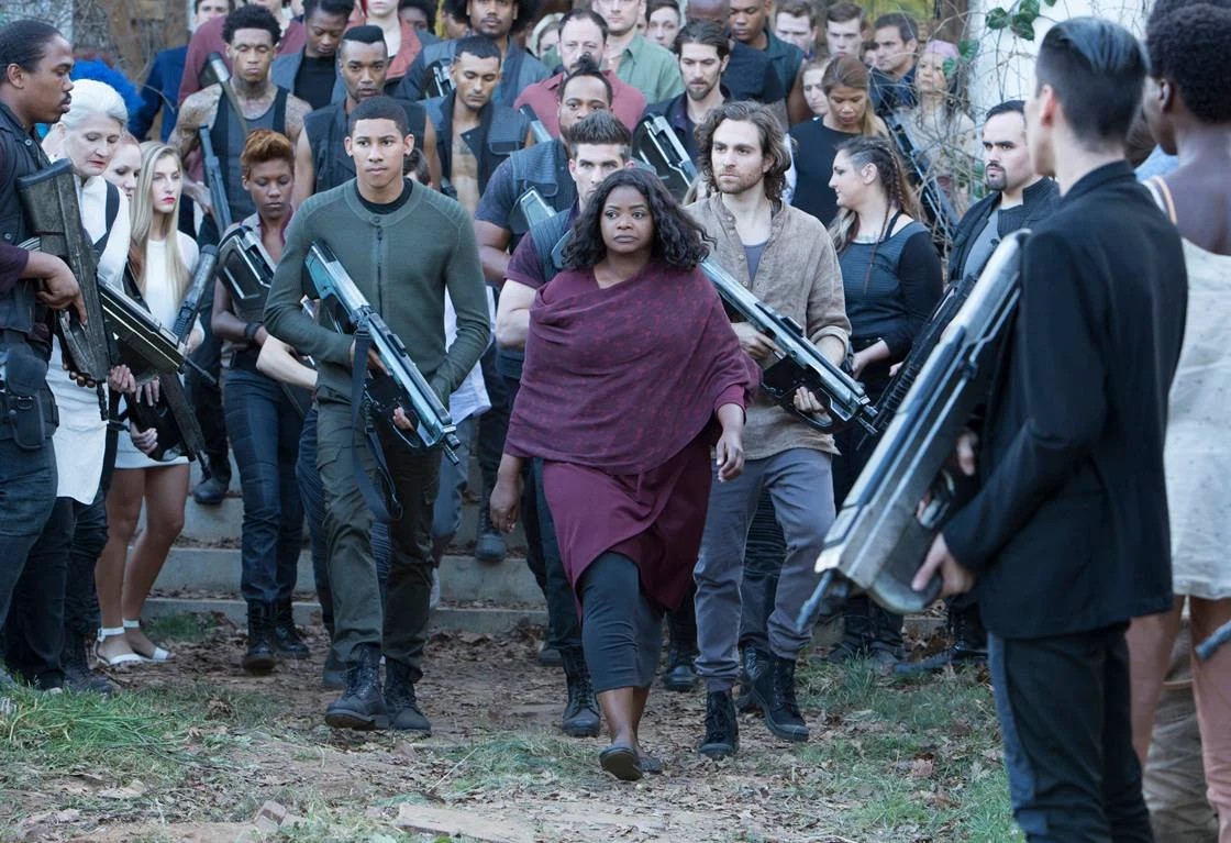 Octavia Spencer w scenie z filmu "Seria Niezgodna: Wierna"