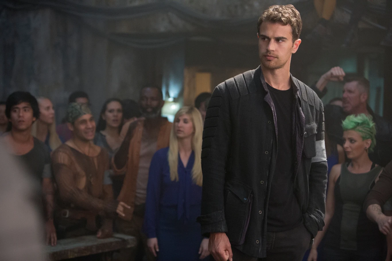 Theo James w scenie z filmu "Seria Niezgodna: Wierna"