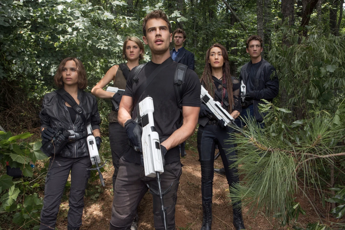 Zoë Kravitz, Shailene Woodley, Theo James, Ansel Elgort, Maggie Q i Miles Teller w scenie z filmu "Seria Niezgodna: Wierna"