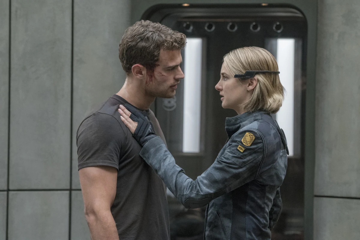 Theo James i Shailene Woodley w scenie z filmu "Seria Niezgodna: Wierna"