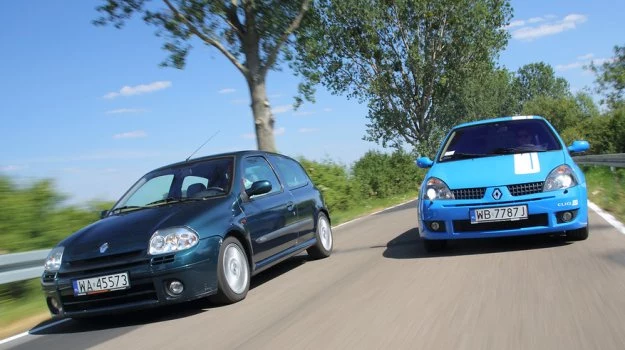 Z lewej: auto z lat 2000-2002, z prawej: 2002-2005. Nowsza wersja wyróżnia się między innymi obecnością reflektorów ksenonowych.