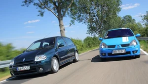 Z lewej: auto z lat 2000-2002, z prawej: 2002-2005. Nowsza wersja wyróżnia się między innymi obecnością reflektorów ksenonowych.