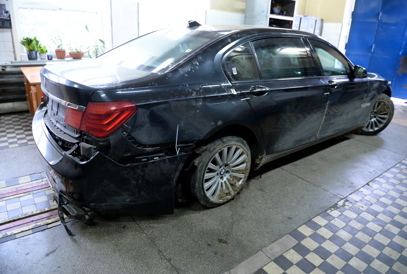 BMW 760 High Security prezydenta z uszkodzoną oponą