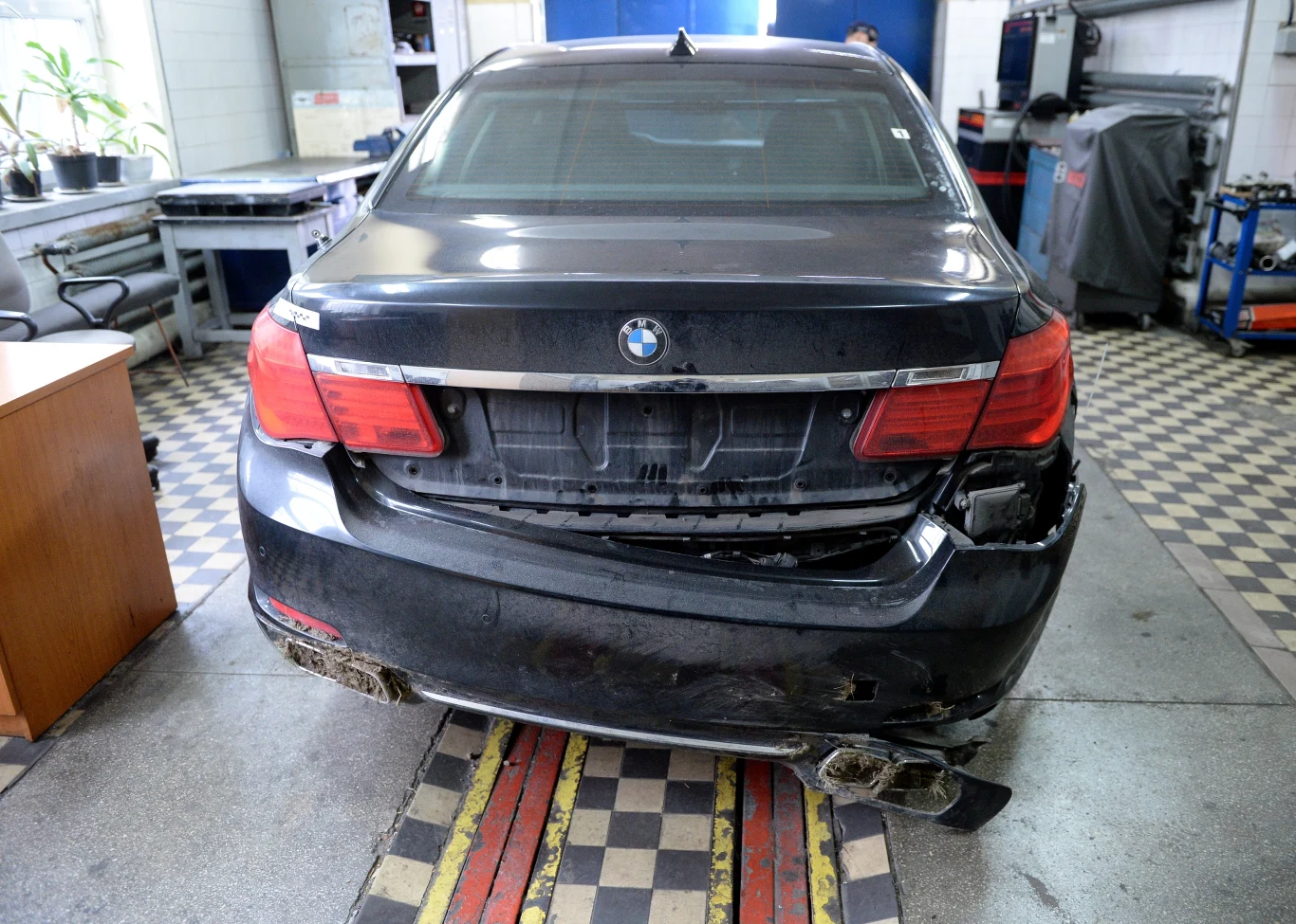 BMW 760 High Security prezydenta z uszkodzoną oponą