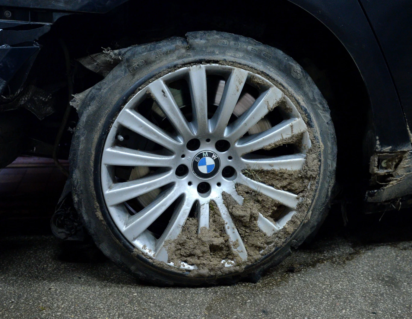 BMW 760 High Security prezydenta z uszkodzoną oponą